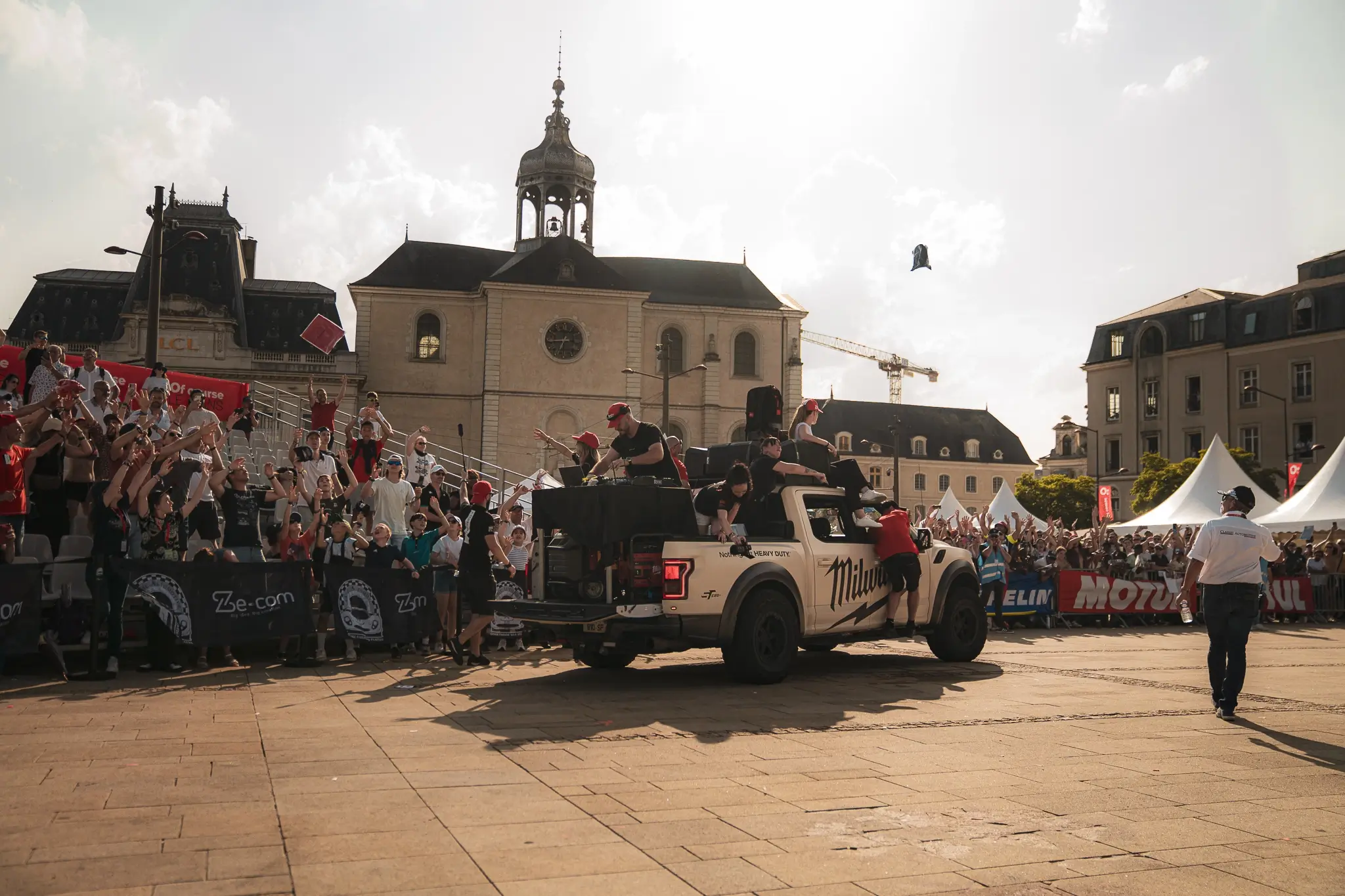 24h du mans parade des pilotes 2025 shiftech milwaukee 100 2048
