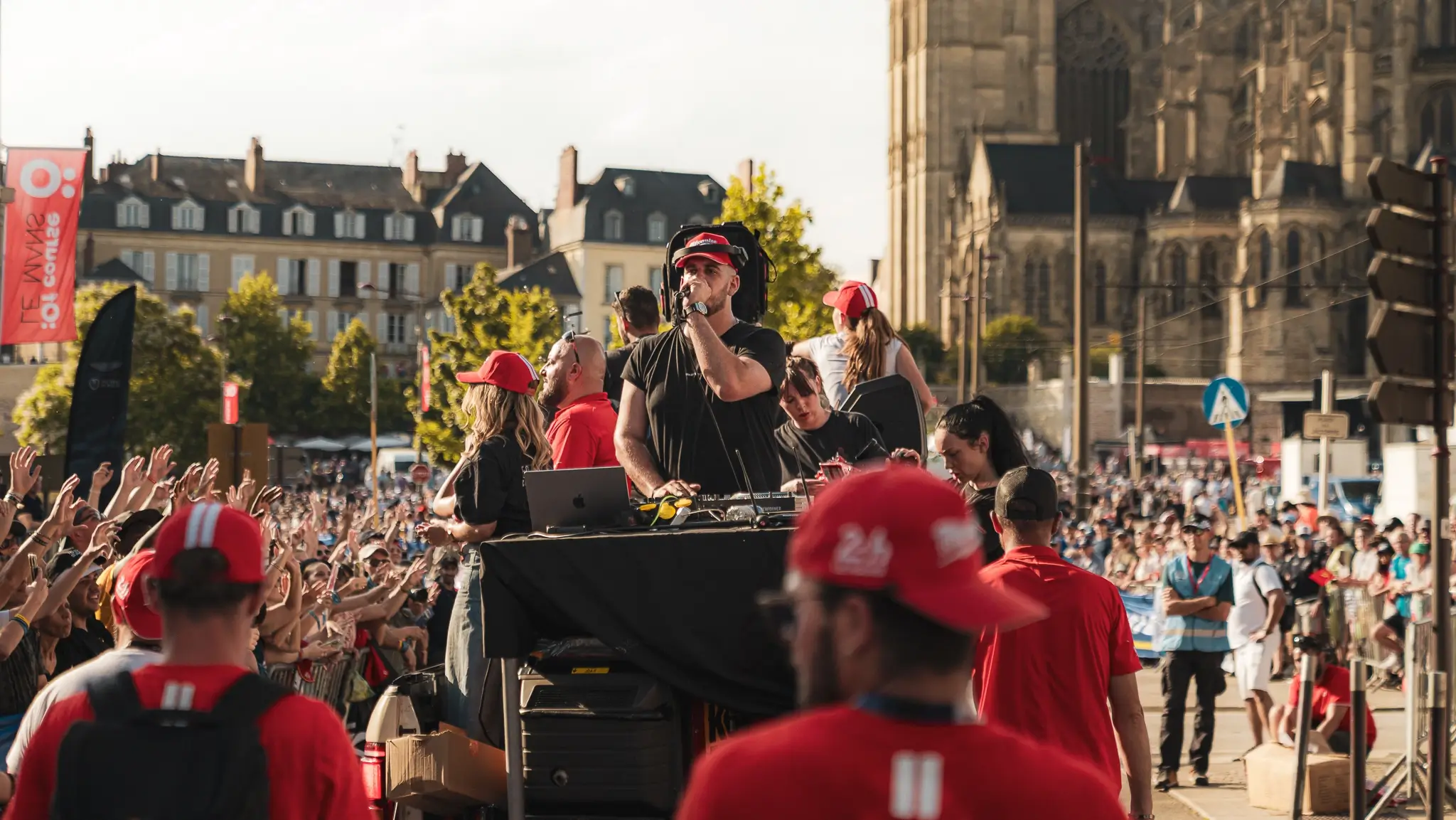 24h du mans parade des pilotes 2025 shiftech milwaukee 101 2048
