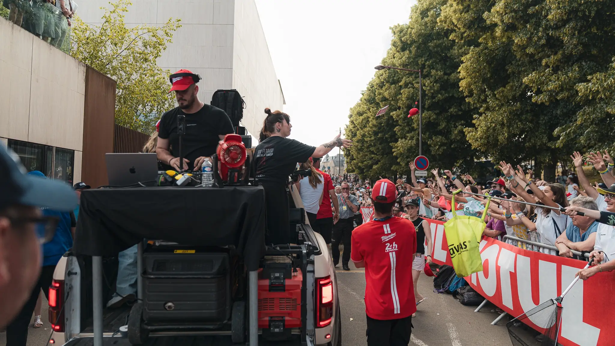 24h du mans parade des pilotes 2025 shiftech milwaukee 89 2048
