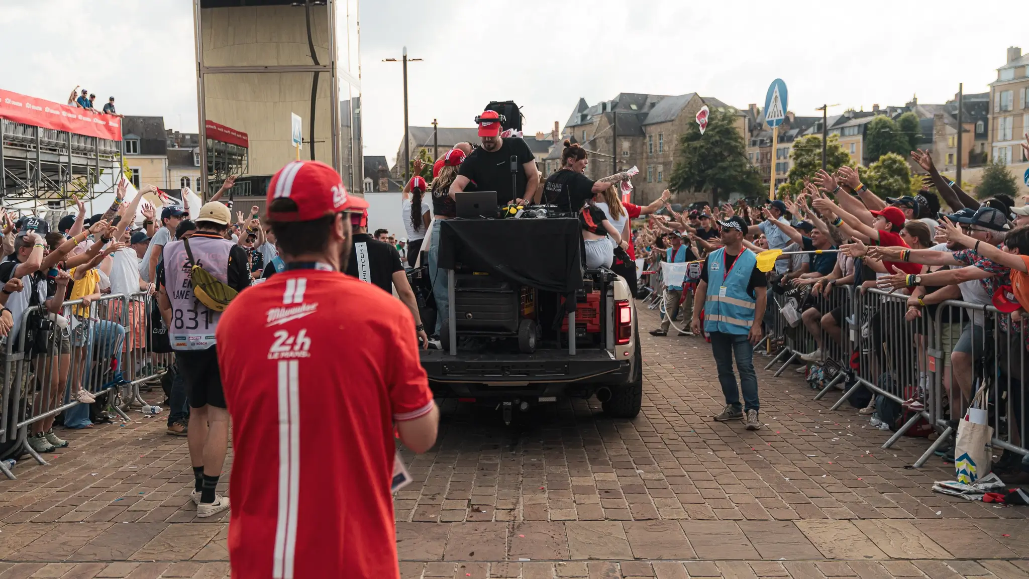 24h du mans parade des pilotes 2025 shiftech milwaukee 92 2048