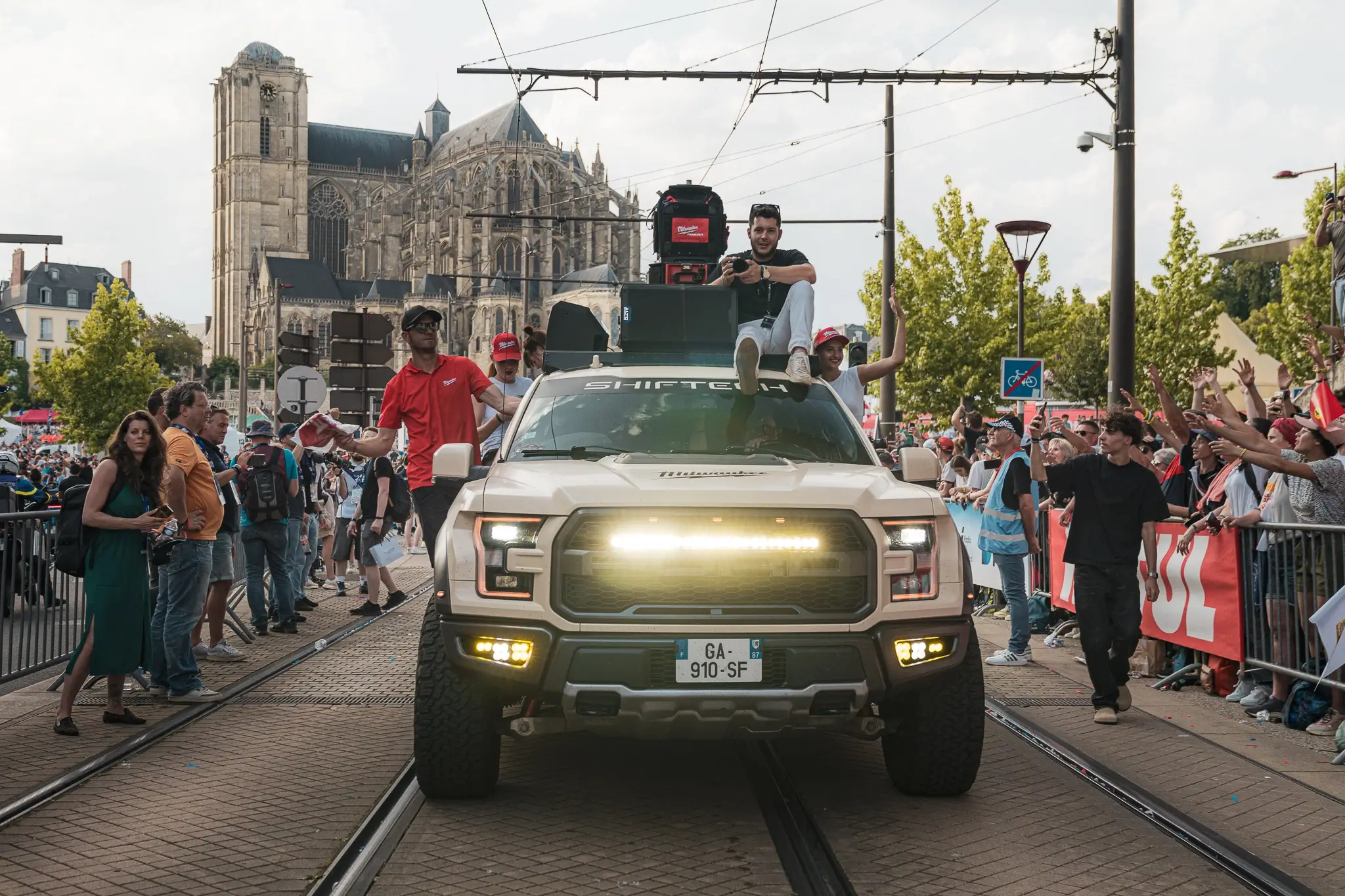 24h du mans parade des pilotes 2025 shiftech milwaukee 94 2048