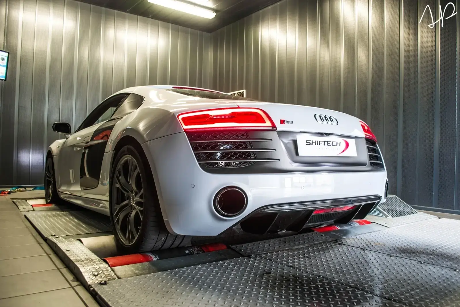 Reprogrammation moteur d'une audi r8 v10+ et pose d'une ligne complète armytrix par shiftech