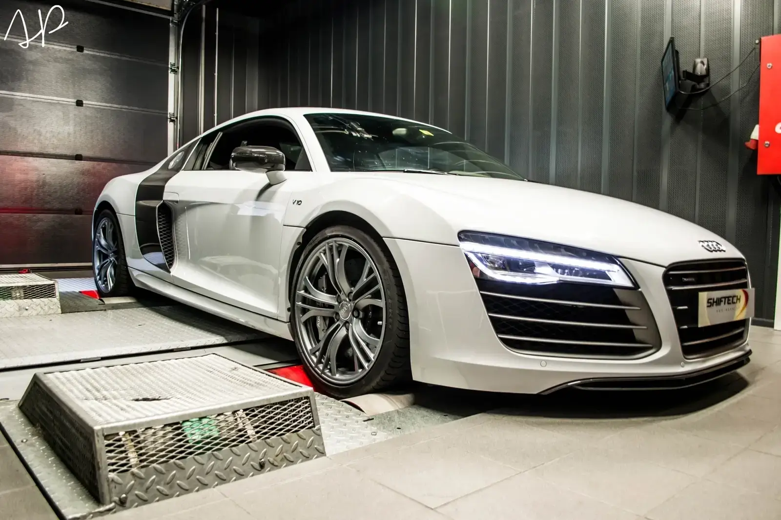 Reprogrammation moteur d'une audi r8 v10+ et pose d'une ligne complète armytrix par shiftech