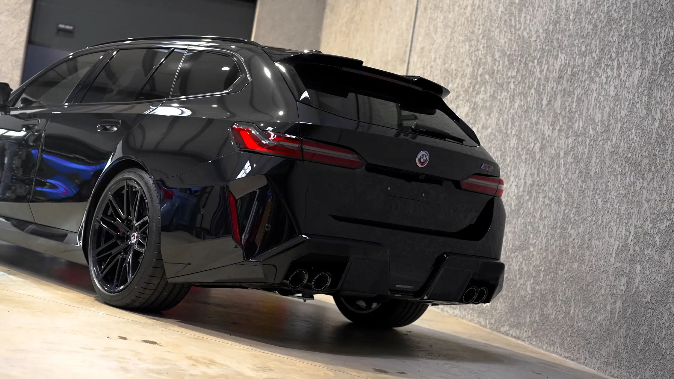 Bmw m5 g99 echappement akrapovic admission eventuri carbone shiftech preparateur bmw