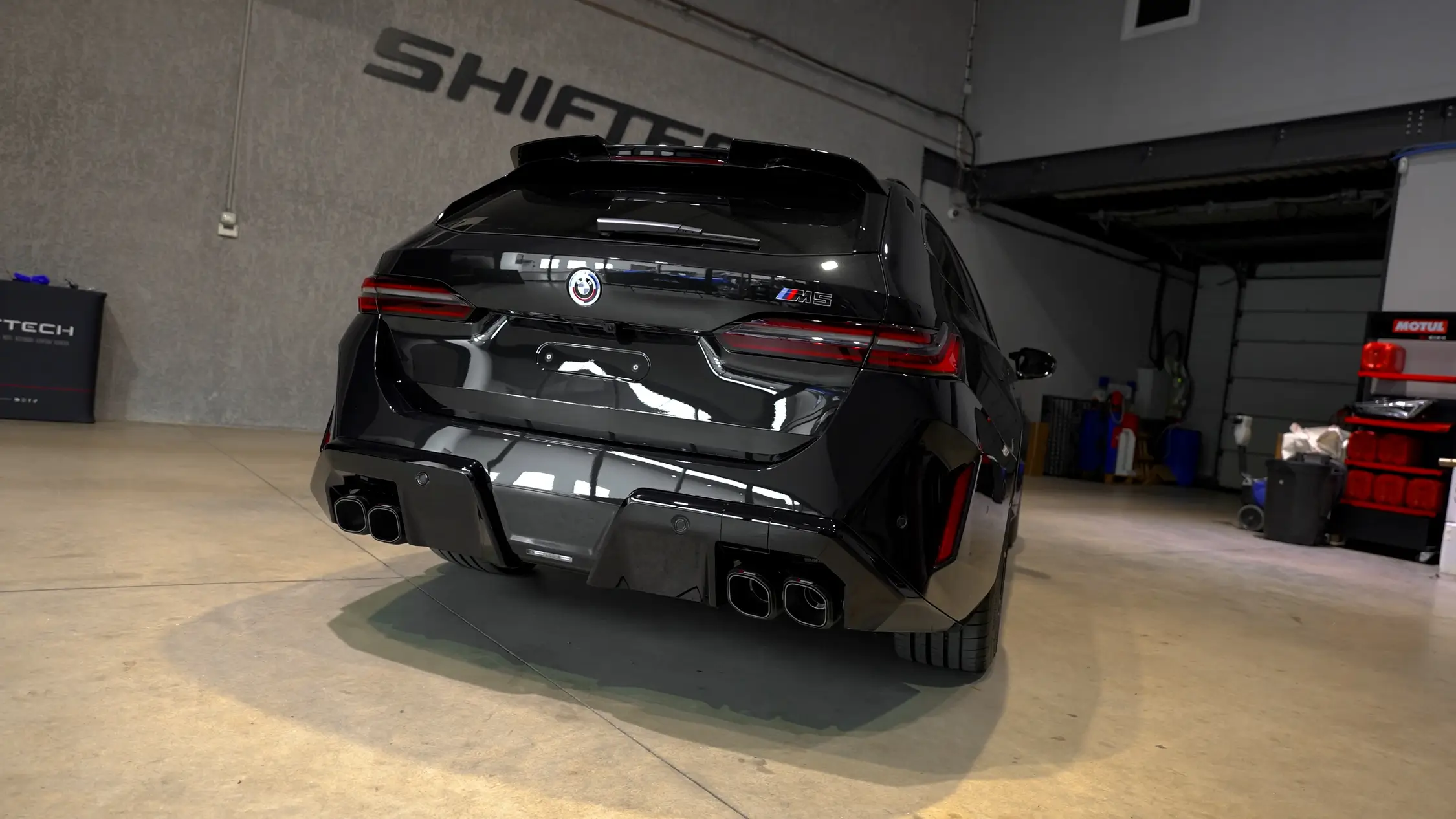 Bmw m5 g99 echappement akrapovic admission eventuri carbone shiftech preparateur bmw 14