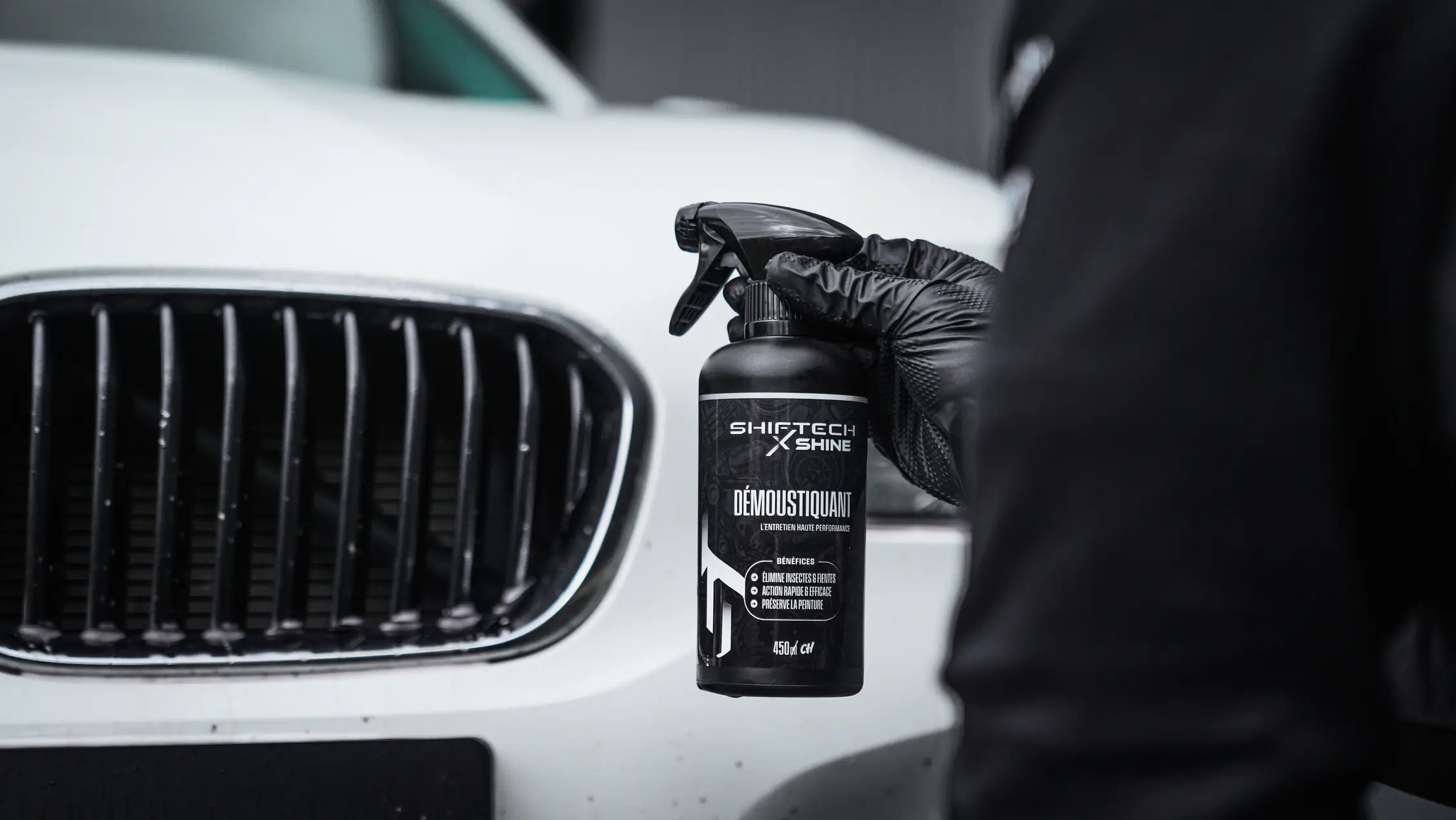 Produit desmoutiquant voiture shine