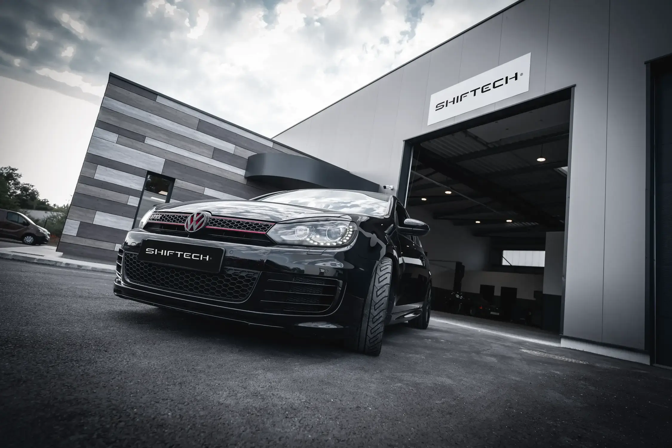 Shiftech bordeaux ouverture banniere centre batiment exterieure facade voiture golf 1697648856