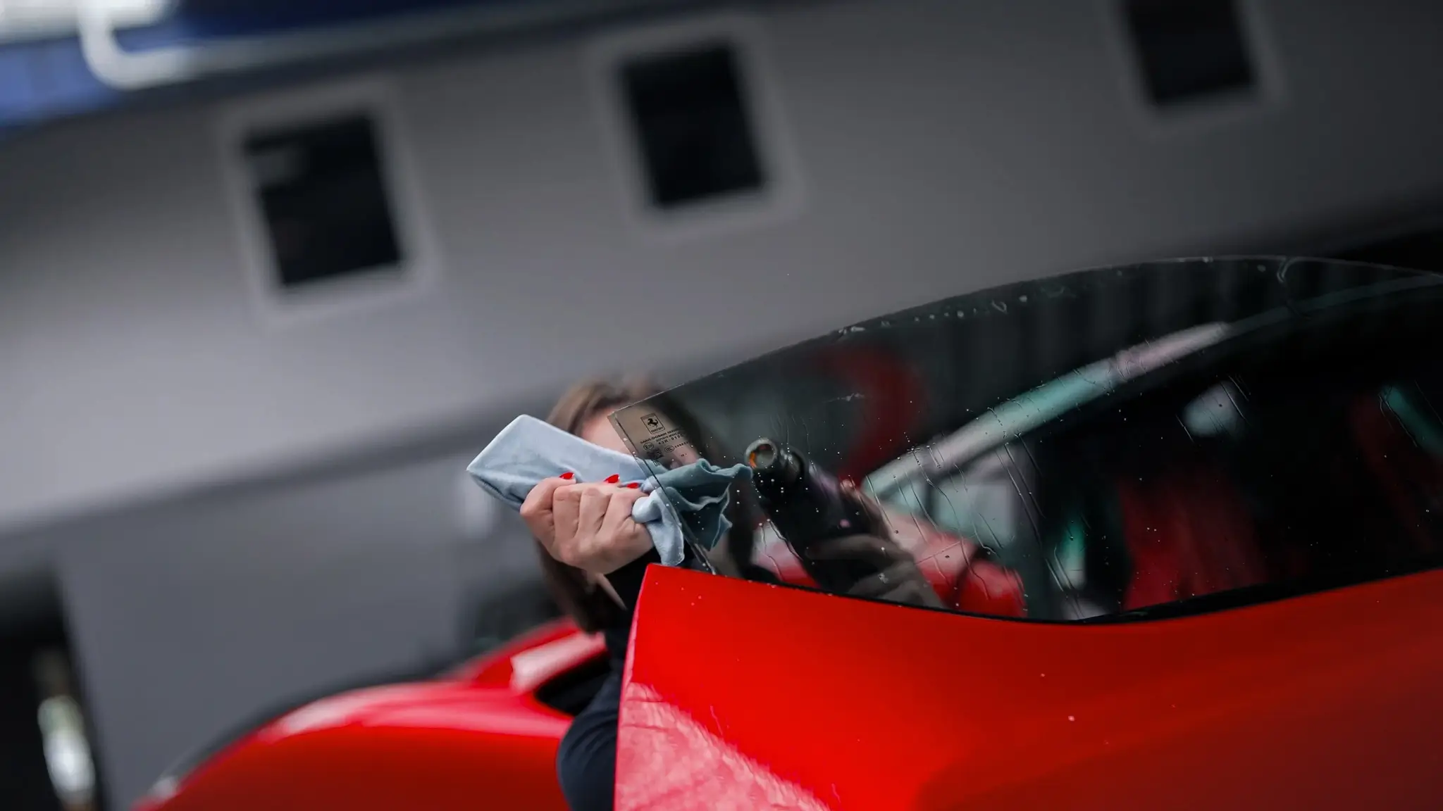 Technicien shiftech appliquant un film solaire sur vitre de voiture